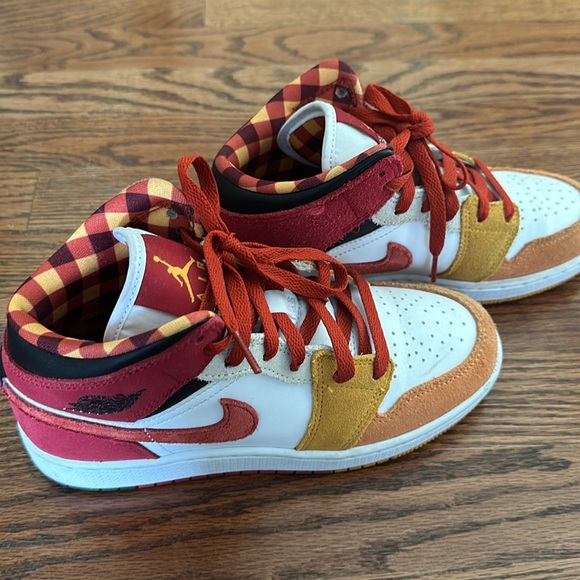 Air Jordan 1 Mid SE. Big Kids Size 4 - Picture 3 of 8